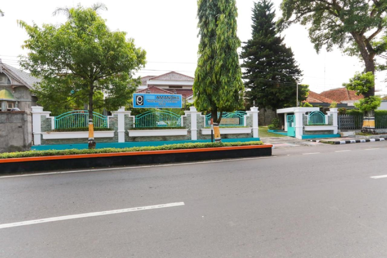RedDoorz Syariah near Alun Alun Magelang Otel Dış mekan fotoğraf